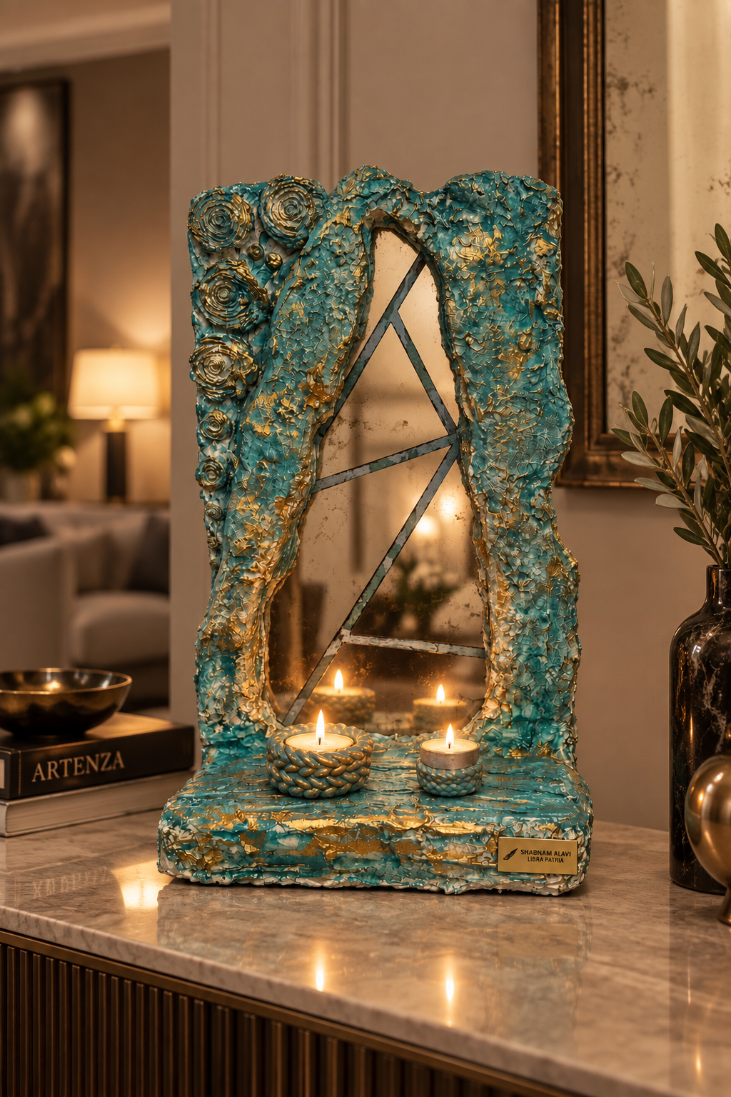 Specchio Anticato da Tavolo con Cornice in Gesso e Portacandele – H 50 cm